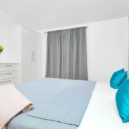 Kira Sea View Apartament *