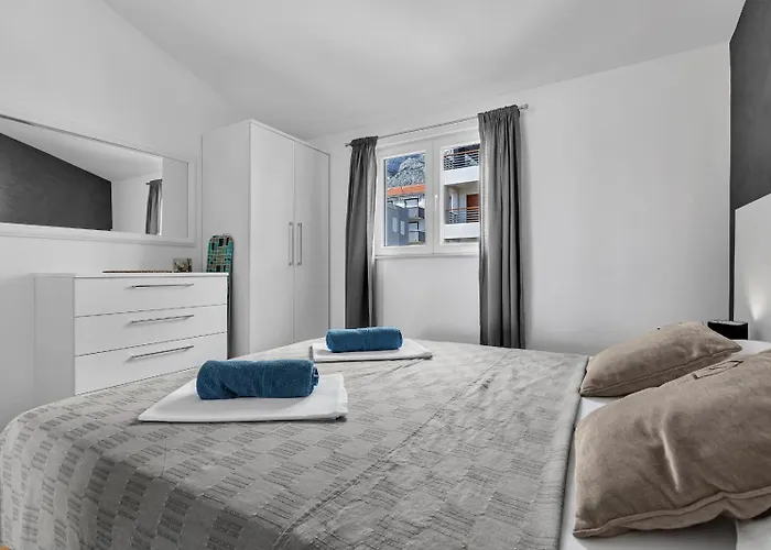Kira Sea View Apartman *